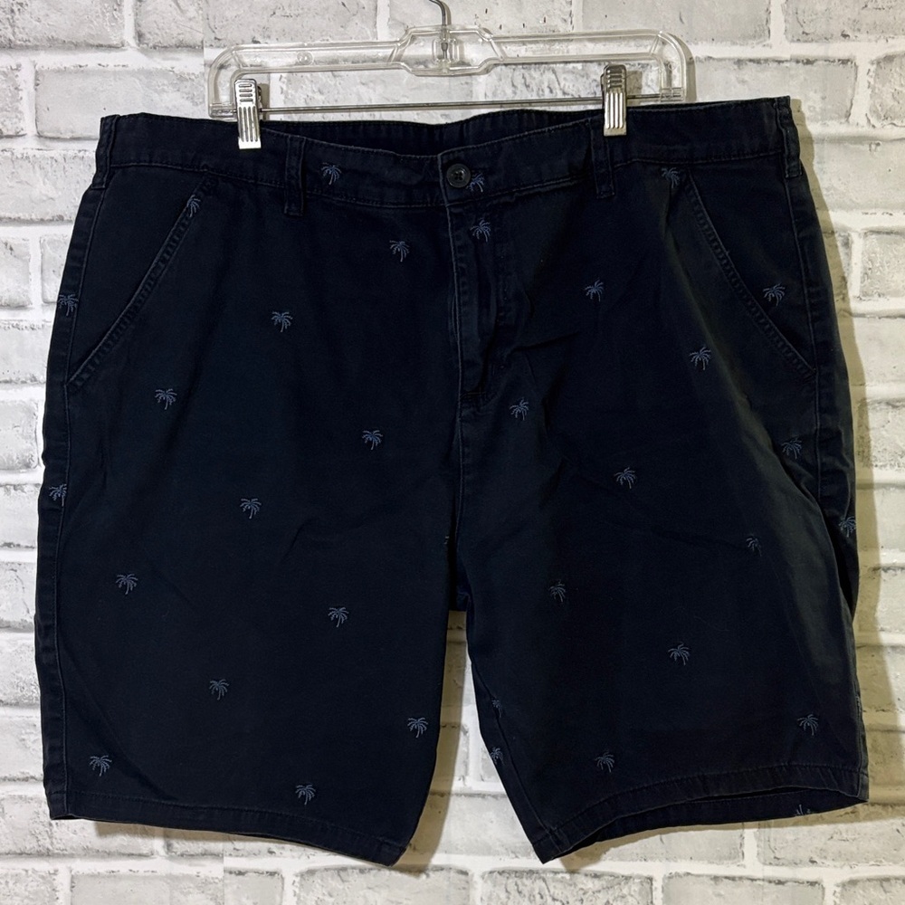 Mountain Warehouse Men's Dark Blue Palm Embroidered Flat Front Shorts, size 40